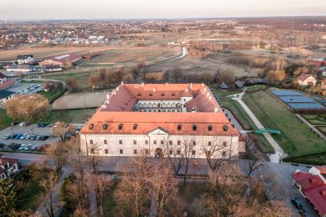 Zdjęcie nr 4 (4)
                                	                             Widok na Zamek Królewski w Niepołomicach z lotu ptaka
                            